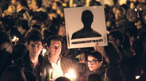 在波哥大舉行的示威活動中，一名男子舉起的海報上寫著“不再有受害者”