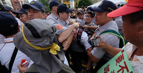 台北世大運19日晚間將在台北田徑場開幕，場外下午有退休警察前往抗議，與維安警方發生推擠