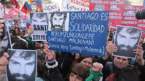 哀悼聖地亞哥馬爾多納多死亡的抗議者