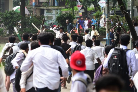 バングラ当局、携帯のネット接続を遮断 学生デモの鎮圧目的に