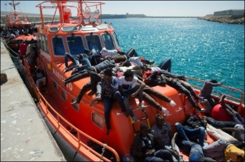西班牙海岸警衛隊船上的難民