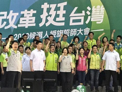 ​蔡総統、対中強硬姿勢 「台湾人は一歩も退かない」