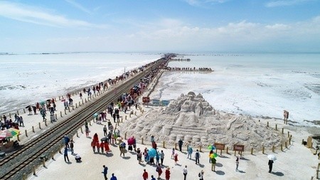 中國青海的查卡鹽湖應是「天空之鏡」，現在卻充滿塑膠類垃圾