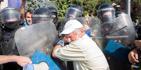 上週五在布加勒斯特舉行的示威中，民眾與警察發生衝突