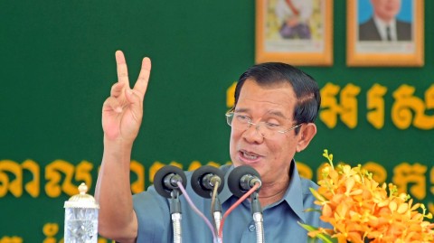 柬埔寨總理洪森向首都金邊的工人發表講話