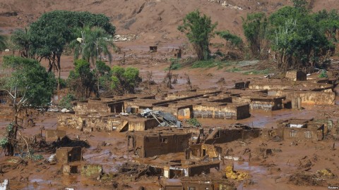 The Bento Rodrigues district is pictured covered with mud after a dam owned by Vale SA and BHP Billiton Ltd. burst in Mariana, Brazil, Nov. 6, 2015. Photo: Reuters