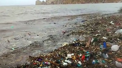 造成海洋污染的塑膠垃圾大量沖上墨西哥海岸
