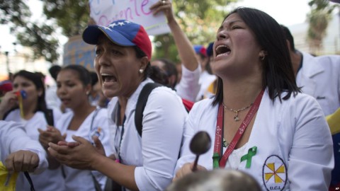 Nurses shout slogans during a protest against the government of President Nicolas Maduro, in Caracas, Venezuela, Aug. 16, 2018. Photo: AP