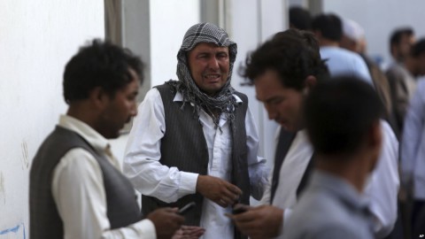 Afghans mourn a victim of a deadly suicide bombing that targeted a training class in a private building in the Shiite neighborhood of Dasht-i Barcha, in western Kabul, Afghanistan, Aug. 15, 2018. Photo: AP