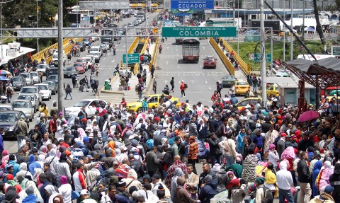 Venezuelans queue to register their exit from Colombia before entering into Ecuador at Rumichaca Bridge. Photo: Reuters