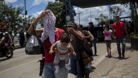 委內瑞拉經濟困境加劇，人民逃往巴西，位在邊境的難民營發生數起遭當地居民攻擊的事件