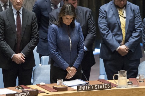 US Ambassador to the UN Nikki Haley observes a moment of silence in honor of former Secretary-General Kofi Annan before a Security Council meeting on threats to international peace and security caused by terrorist acts, Thursday, Aug. 23, 2018 at UN headquarters. Photo: Mary Altaffer / AP