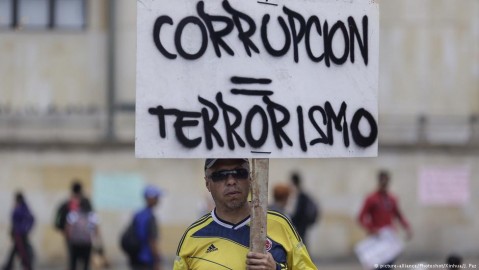 Corruption protester in Colombia. Photo: J. Paz / Xinhua