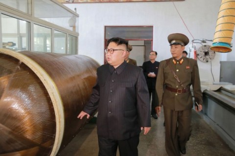 北韓《中央通訊社》公布金正恩視察國防科學院化工材料研究所照片，專家指出這張照片並不單純
