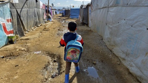 在黎巴嫩Qab Elias上學途中的敘利亞難民兒童。照片：Wael Hamzeh / EPA
