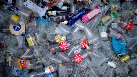 英國推行「減少塑膠垃圾」運動 可是將廢棄物「出口」到海外OK嗎?
