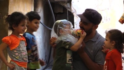受到化武陰影威脅的敘利亞平民用紙杯當防毒面具