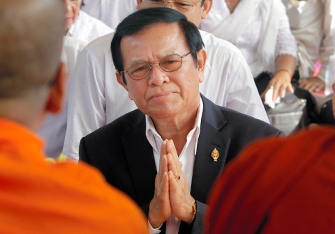 柬埔寨釋放因叛國罪入獄的最大在野黨前主席 在政府的監視下軟禁在家