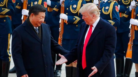 US President Donald Trump, right, and Chinese President Xi Jinping gesture to each other during a welcome ceremony at the Great Hall of the People in Beijing, Nov. 9, 2017. Photo: Andy Wong / AP