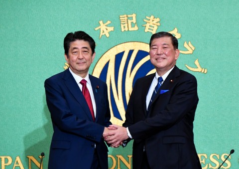 日本自民黨主席選舉 自衛隊在憲法中的定位 首相安倍與黨前秘書長石破茂展開論戰