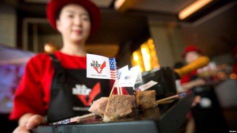 A hostess holds a tray of sliced American beef at an event to celebrate the re-introduction of American beef imports to China, in Beijing, China. Photo: Reuters