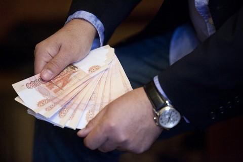 Российским чиновникам резко повысят зарплату, чтобы лучше работали /Сколько Получает
