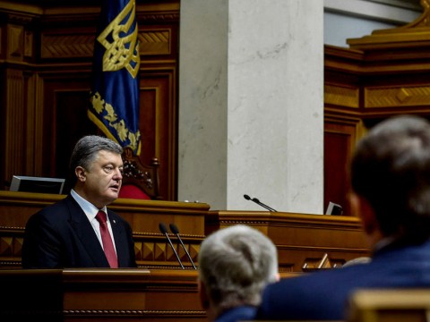 Президент Украины Петр Порошенко признал, что он не выполнил все свои обещания, что привело к "объективному неудовлетворению общества". большинство украинцев пока не почувствовали улучшения благосостояния.