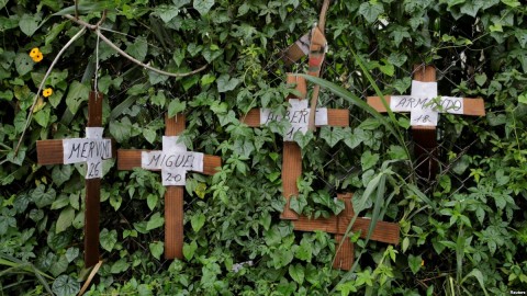 Cardboard crosses with the names of opposition supporters killed during demonstrations are seen on a fence during a strike called to protest against Venezuelan President Nicolas Maduro's government in Caracas, Venezuela, July 20, 2017. Photo: Reuters