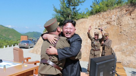 北韓領導人金正恩在洲際彈道導彈“哈桑十四號”測試發射成功後，與技術人員擁抱