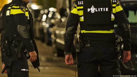 Dutch police stand guard in Rotterdam-West. Photo: M. Van Dijl / dpa