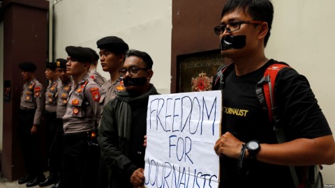  Journalists take part in a protest against the recent imprisonment by Myanmar authorities of Reuters journalists Wa Lone, 32, and Kyaw Soe Oo, 28, outside the Myanmar embassy in Jakarta, Indonesia, Sept. 7, 2018. Photo: Reuters