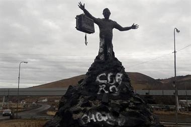 Kirchner's monument got luggage attached in Rio Turbio