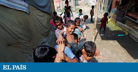 Niños rohingyá juegan este jueves fuera de sus chozas, en Nueva Delhi