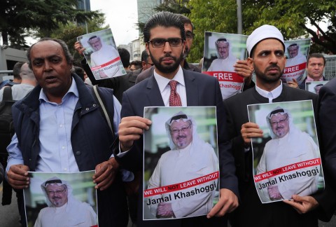 Varios activistas muestran retratos del periodista desaparecido Jamal Khasoggi durante una manifestación delante del Consulado Saudí, en Estambul (Turquía) este 8 de octubre de 2018.