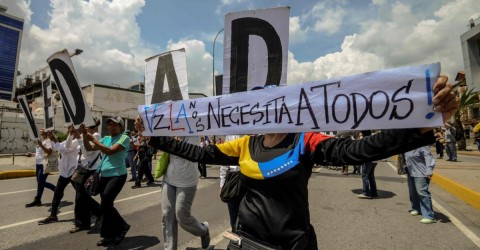 El presunto asesinato de un líder opositor en la cárcel desencadenó más protestas en Caracas para pedir el fin del gobierno.