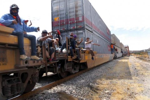 Inmigrantes hondureños en tren de exportaciones camino a Guatemala
