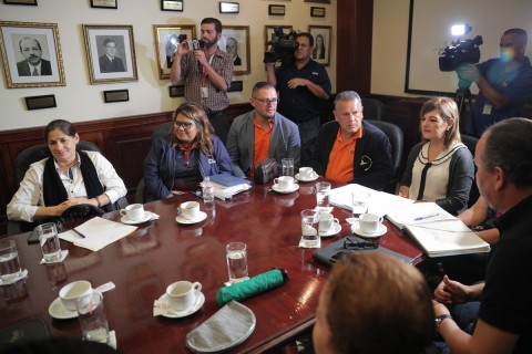 Syndicate leaders reunited with Education Minister Edgar Mora