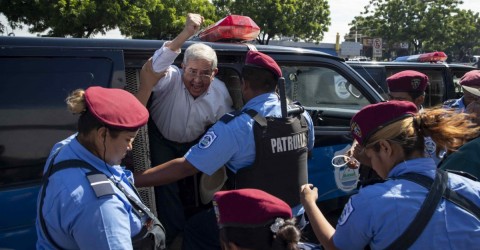 Policía de Nicaragua detiene a un manifestante durante una protesta contra el gobierno de Daniel Ortega el 14 de octubre.