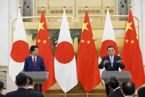 Prime Minister Shinzo Abe and Chinese Premier Li Keqiang hold a joint news conference in Beijing on Friday. Photo: Kyodo