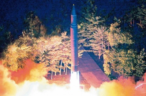 頭版-北韓射彈飛越日本 安倍與川普熱線急商對策