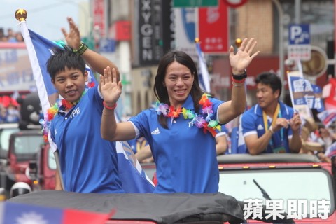 「台灣英雄大遊行」，運動員接受民眾喝采