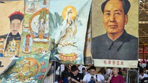 毛澤東像和皇帝像、佛教神像被放到一起