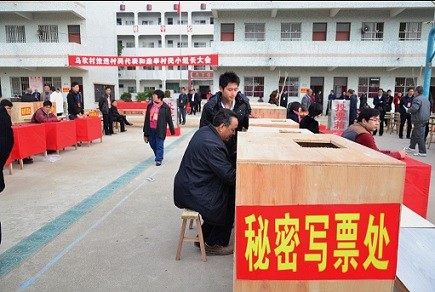 住民ら新たに４人拘束　中国「民主の村」、記者の暴行被害も