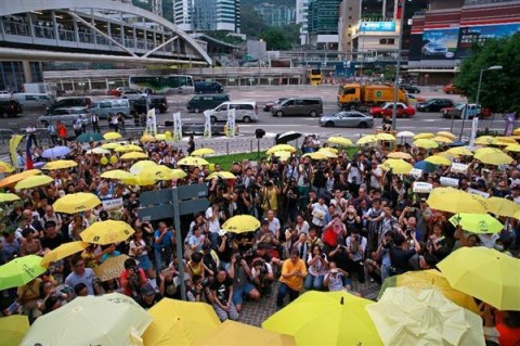 香港デモから２年、政府庁舎前で集会「市民は目を覚ました」　垂れ幕は即撤去