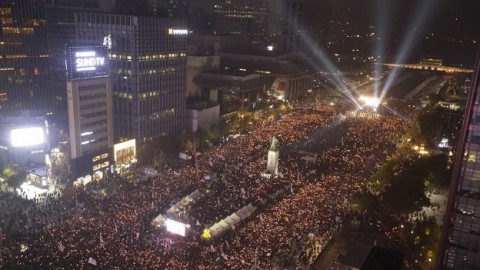 頭條-南韓倒朴示威 130萬人包圍青瓦台