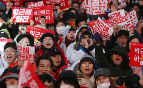 韓國民眾上街對總統提出抗議，估計人數是有史以來最多的