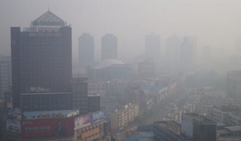 中國北方部分地區在霧霾的籠罩下過年