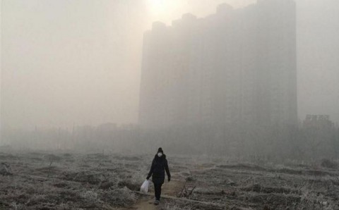 北京で深刻な大気汚染続く　欠航多発、高速道路も閉鎖