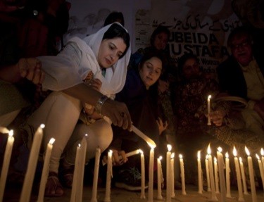Pakistan shuts key border crossing in wake of shrine attack